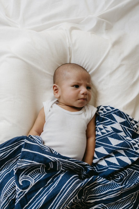 Te Ao Marama pēpi wrap - Navy blue