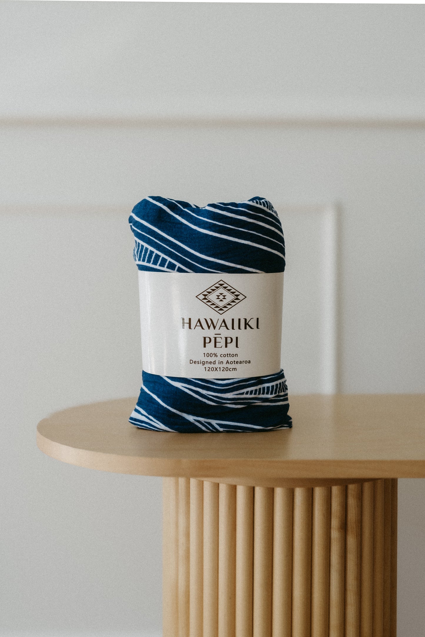 Te Ao Marama pēpi wrap - Navy blue